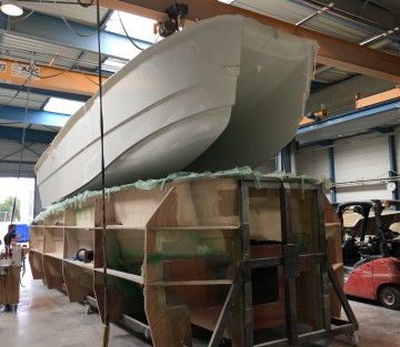 Removing hull from mold